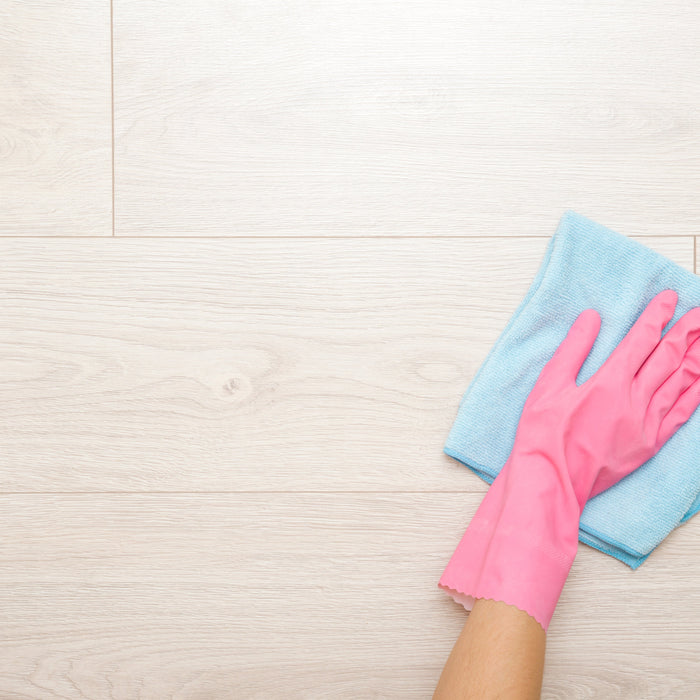 Hvordan fjerner man pletter på et trægulv?